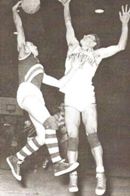 Pete Tillotson in un tentativo di stoppata